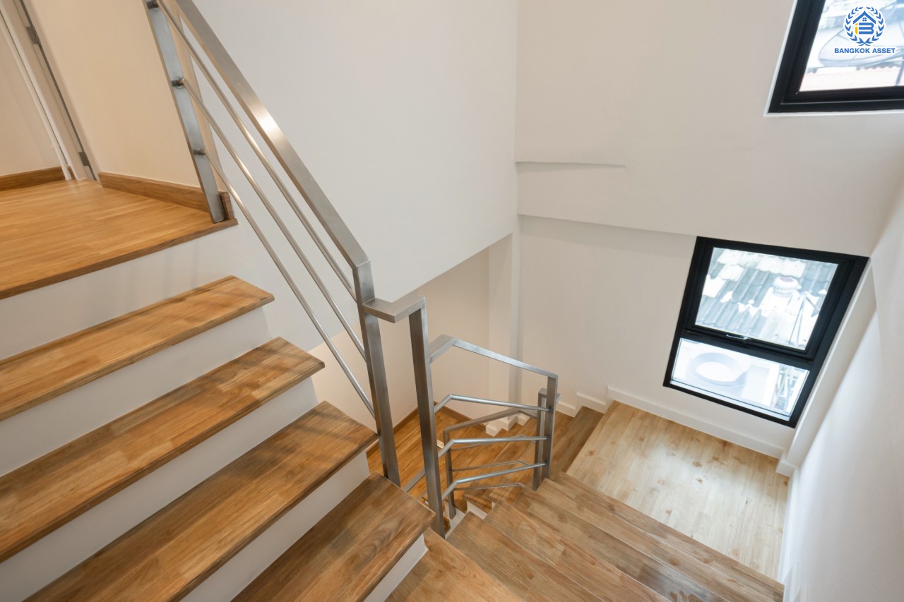 บ้านมือสองตกแต่งใหม่ ดีไซน์สวย ม.บ้านช่อชัยพฤกษ์ จรัญฯ-ปิ่นเกล้า เนื้อที่ 30.5 ตร.ว. ฟังก์ชัน 3 ห้องนอน 3 ห้องน้ำ จอดรถได้ 2 คัน รองรับทุกกิจกรรม บนทำเลเชื่อมต่อหลายเส้นทาง ใกล้จุดขึ้นทางด่วน "ศรีรัช" และรถไฟฟ้าสายสีแดง "สถานีบางบำหรุ"...